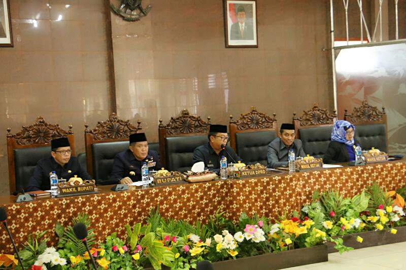 Bupati Serahkan LKPJ dan Enam Ranperda Ke DPRD