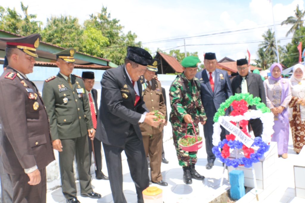 Ketika Sang Cucu Ziarahi Makam Neneknya yang Pahlawan Nasional