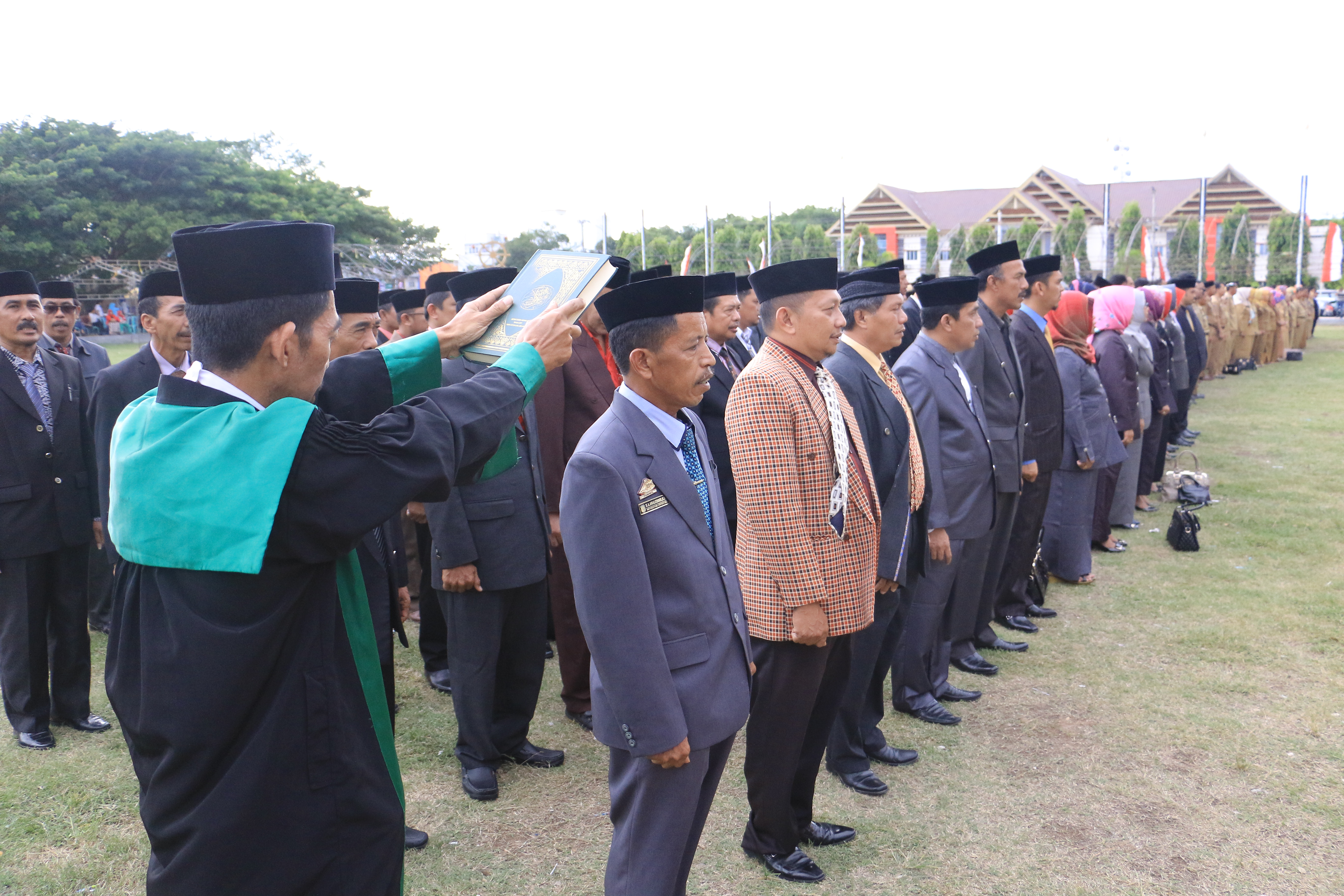 Bupati Lantik Ratusan Pejabat Di Lapangan Pemuda 141 Eselon III dan 699 Eselon IV