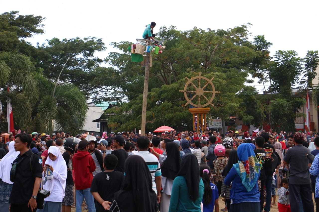 Ribuan Orang Padati Lapangan Pemuda Saksikan Panjat Pinang