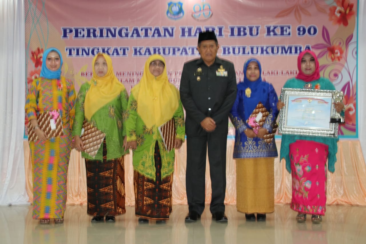 Peringati Hari Ibu, Bupati Bulukumba Serahkan Gender Champions