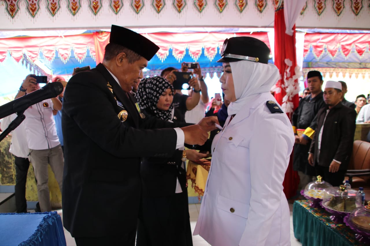 Hari Pertama Masuk Kerja,  Bupati Lantik Kepala Desa Bontolohe