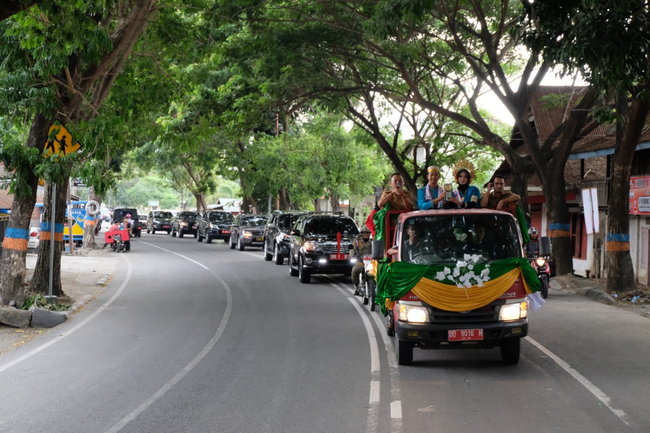 Adipura Bulukumba Diarak Keliling Kota