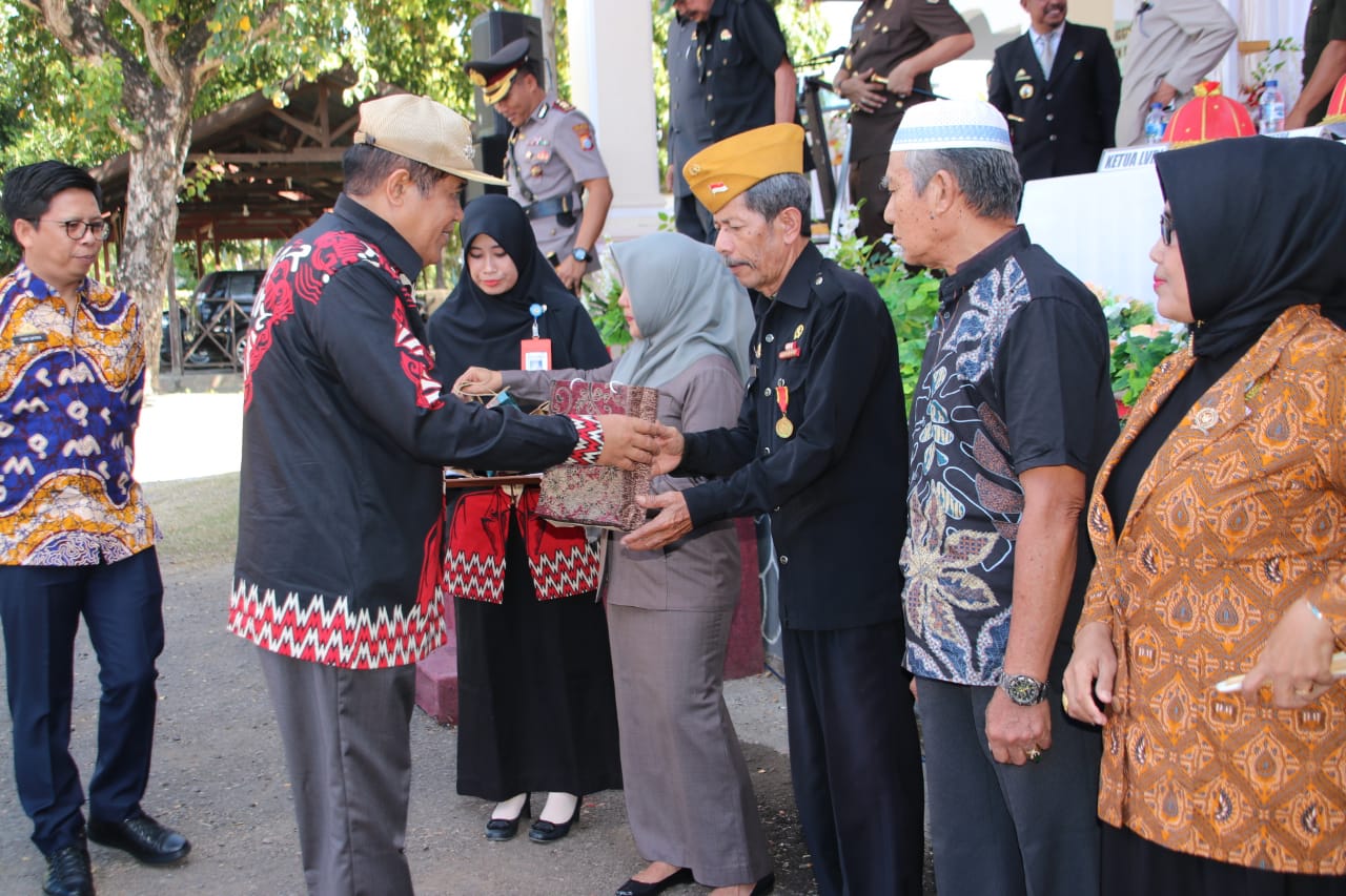 Peringati HVN, Bupati Bagi Bingkisan kepada Para Veteran dan Unsur Korban 40 Ribu Jiwa