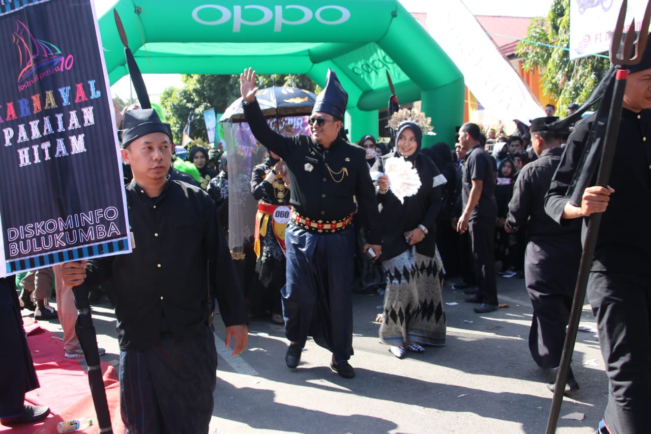 Karnaval Pakaian Hitam Tembus 22 Ribu Orang