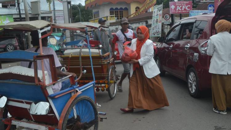 Ikatan Apoteker di Bulukumba Bagi Sembako dan Hand Sanitizer