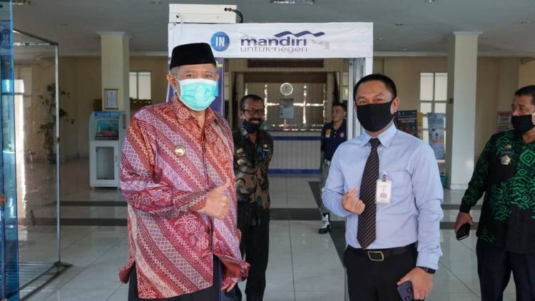Bantu Tangani Covid-19, Bank Mandiri Bulukumba Serahkan Bantuan Bilik Semprot Antiseptic