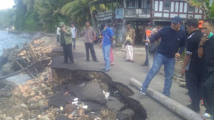 BUPATI PERINTAHKAN KADIS PUPR BENAHI JALAN YANG LONGSOR