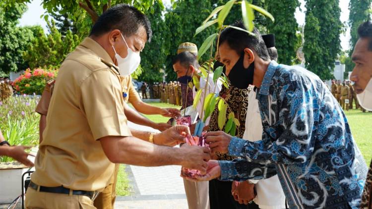 Bupati Andi Utta Serahkan Bibit Durian Musangking 7.620 pohon