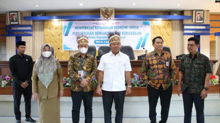 Terima Peserta Kepemimpinan Nasional, Andi Utta Dipasangkan Mahkota Papua 