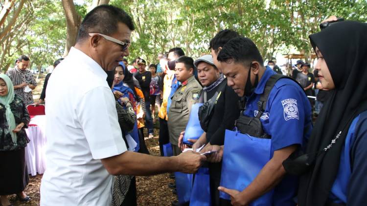 Dinas Pertanian Ketahanan Pangan Bagikan Bahan Pangan kepada Tim Pengendali Banjir, Bupati Andi Utta Tambahkan Bonus