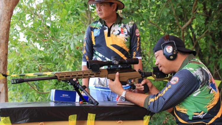 Momen Andi Utta Bidik Sasaran Tembak, Dua Kena, Satu Meleset