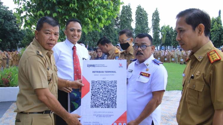 Tingkatkan Penerimaan PAD, Bupati Andi Utta Serahkan Barcode QRIS