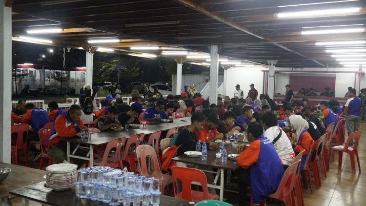 Andi Utta Jamu Makan Malam Kontingen Bulukumba di Sinjai