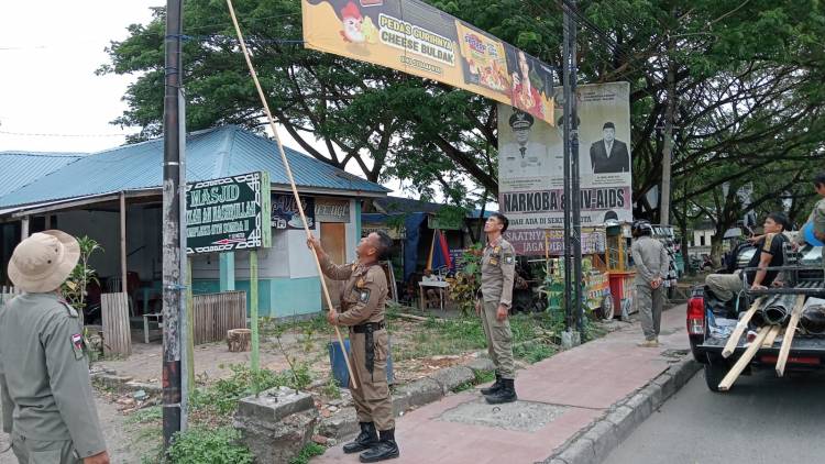 Tak Kantongi Izin dan Menganggu Keindahan Kota, Satpol PP Tertibkan Baliho