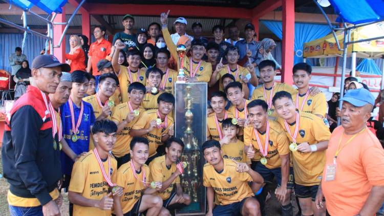 Bupati Andi Utta Tutup Turnamen Sepakbola di Dampang, Final Berakhir Dramatis