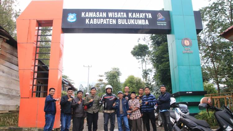 Hari Libur, Bupati Andi Utta Kendarai Motor Keliling Kindang