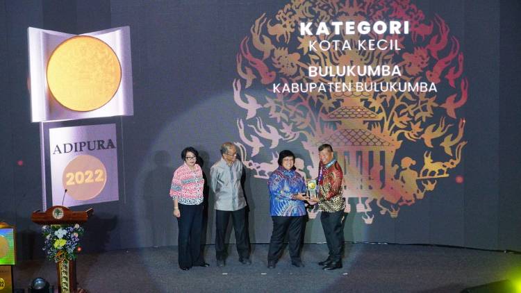 Pertama Kalinya, Bupati Andi Utta Terima Piala Adipura