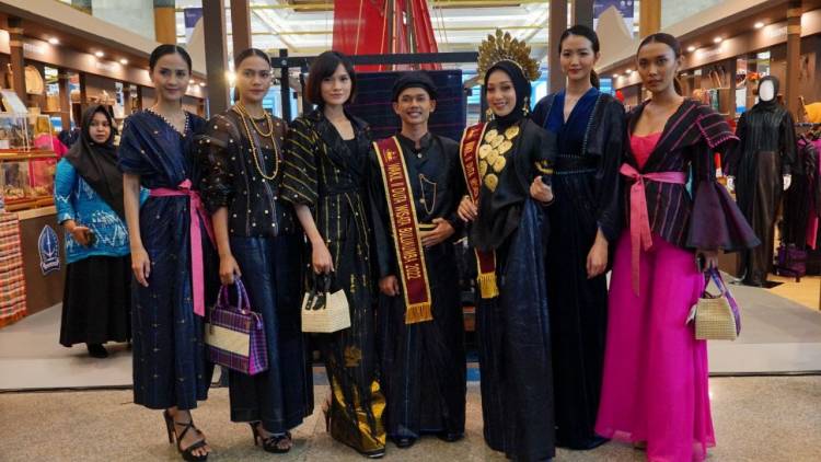 Busana Kain Kajang dan Bira Tampil di Fashion Show Inacraft 2023