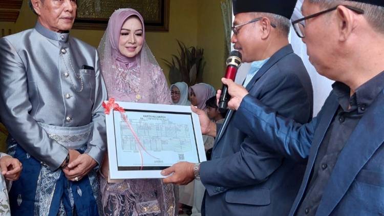 Idris Aman Lepas Masa Duda, Dapat Kado dari Disdukcapil Bulukumba