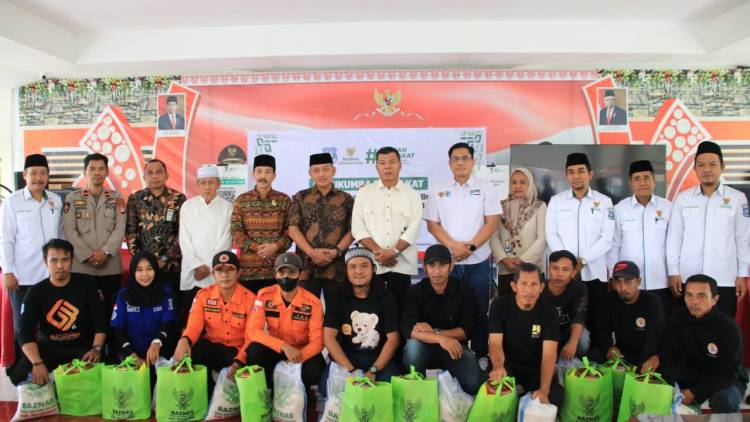 Bulukumba Berzakat, Bupati Andi Utta Tunaikan Zakat Fitrah dan Bagikan Paket Lebaran Ceria kepada Petugas Kebersihan 