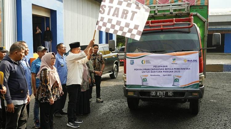 Bupati Andi Utta Lepas Pembagian Bantuan Beras Cadangan Pangan Pemerintah