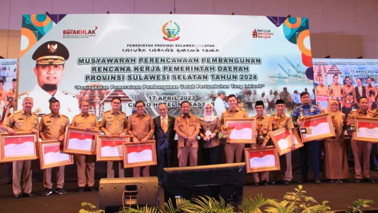 Bupati Andi Utta Terima Penghargaan Mitigasi dan Adaptasi Perubahan Iklim 