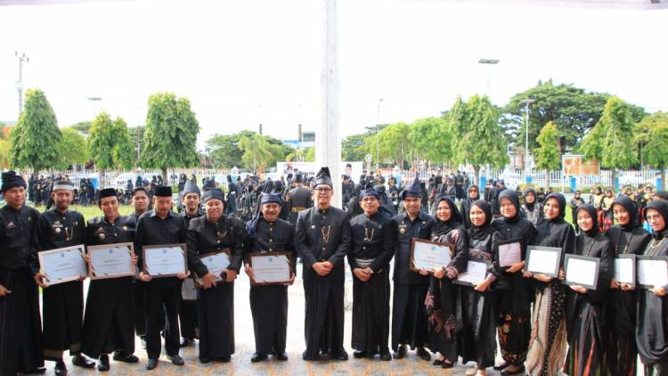 Peringati Hardiknas, Jajaran Pemda Bulukumba Kenakan Pakaian Adat Hitam