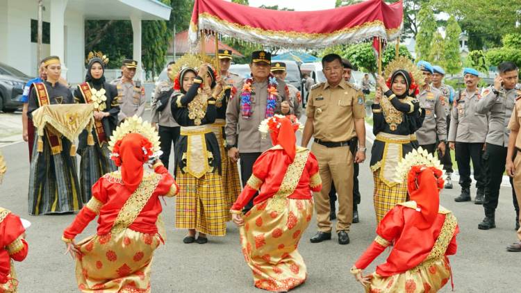 Kapolda Sulsel Tiba di Rujab Bupati Bulukumba, Disambut Tari Angnga