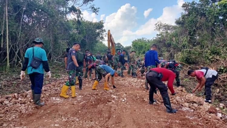 Satgas TMMD Gotong Royong Bersama Warga Bangun Jalan, Kini Mulai Penimbunan 