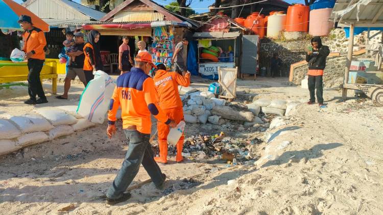 Akhir Pekan, BPBD Gelar Aksi Bersih di Pantai Tanjung Bira