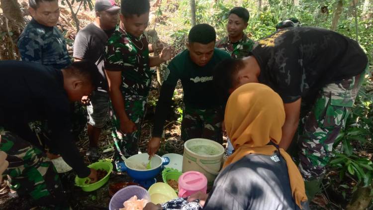 Dukung Program TMMD, Kaum Ibu Bawakan Makanan untuk Satgas 