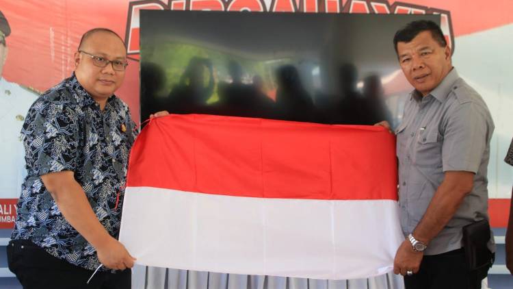 Dukung Gerakan Pembagian Bendera, Kajari Bulukumba Sumbang 100 Bendera Merah Putih