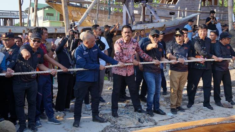 Pj Gubernur Bahtiar Ikut Annyorong Lopi, Kepala OJK: Tradisi yang Menggambarkan Kebersamaan dan Gotong Royong