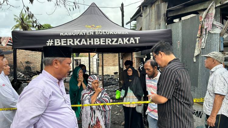 Wabup Andi Edy Manaf Serahkan Bantuan Kepada Korban Kebakaran Jalan Kedondong