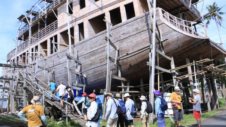 Tiba di Bulukumba, Rombongan Turis Mancanegara Terpesona Pembuatan Kapal Pinisi