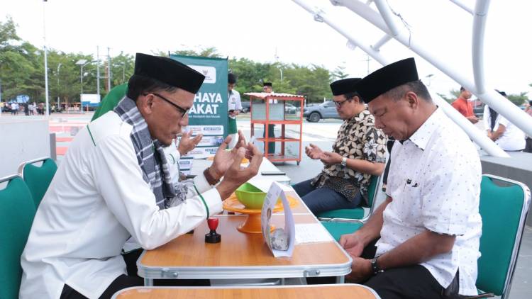Dilayani Baznas, Bupati-Wabup Bulukumba Tunaikan Zakat Fitrah di Pantai Merpati