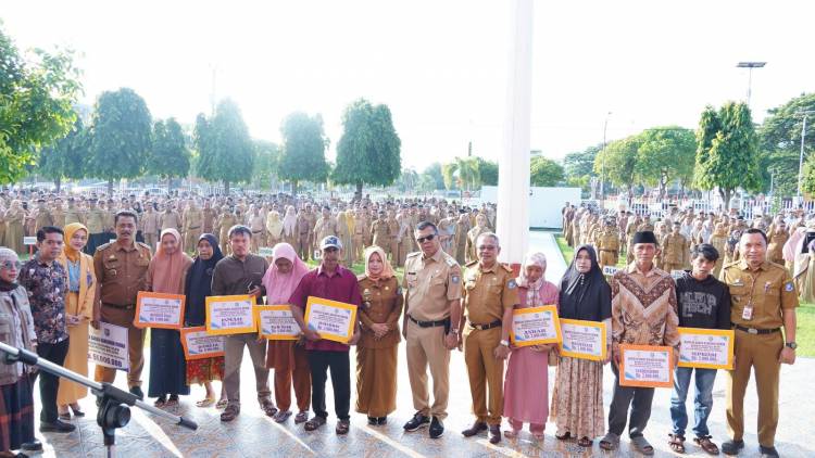Bupati Andi Utta, Serahkan Bantuan Korban Puting Beliung Desa Tanah Harapan
