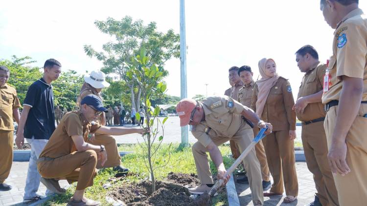 Bupati Andi Utta Inisiasi Tanam Pohon Produktif di RTH