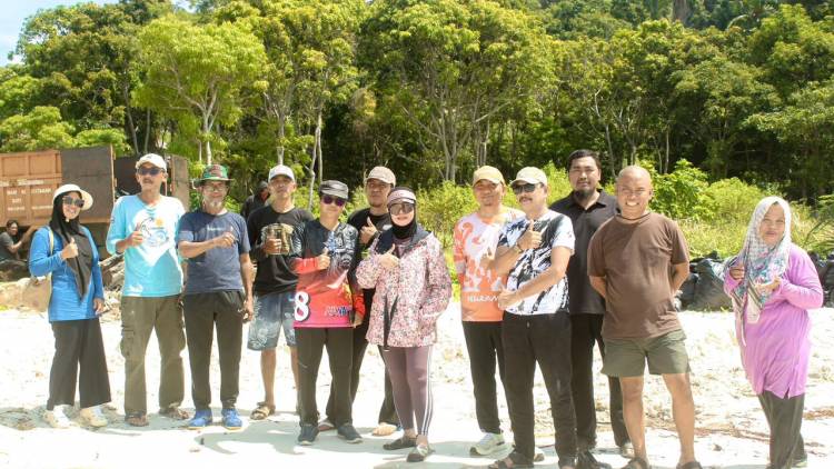 TP-PKK dan Dekranasda Bulukumba Gelar Aksi G2B2 di Pantai Mandala Ria