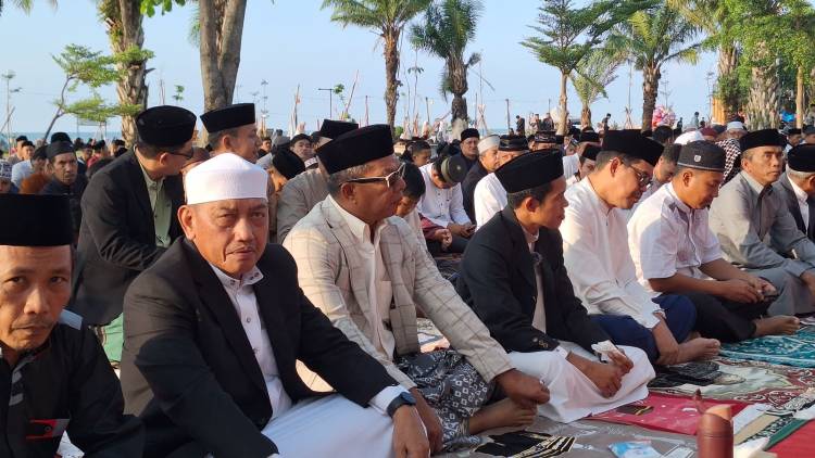 Bupati dan Ribuan Warga Bulukumba Laksanakan Shalat Idul Adha di Pantai Merpati