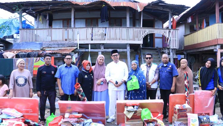 Wabup Edy Manaf Sambangi dan Bantu Korban Puting Beliung