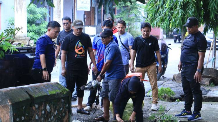 Libur, ASN dan PKK Gotong Royong Bersihkan Selokan