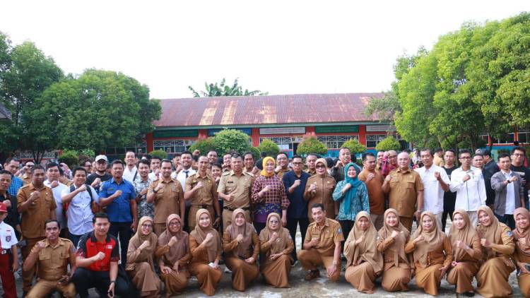 Bupati Andi Utta Tinjau Gerakan Ayah Mengantar Anak Hari Pertama Sekolah di SDN 2 Bulukumba
