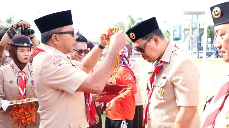 Bupati Andi Utta Pimpin Apel Besar Gerakan Pramuka, Edy Manaf Terima Lencana Melati