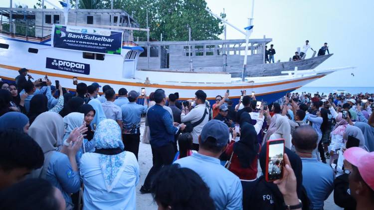 Annyorong Lopi Awali Festival Pinisi Bulukumba 2025 