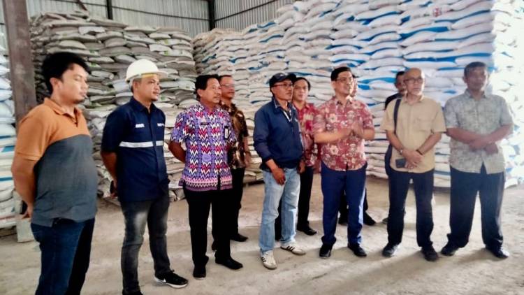 Pastikan Pupuk Murah untuk Petani Bulukumba, Wabup Edy Manaf Cek Gudang Stok