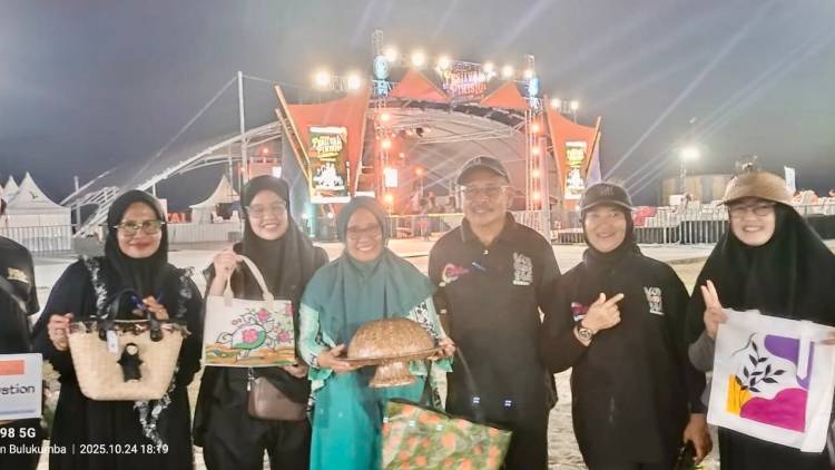Peneliti Seni Budaya Maritim UPI dan ISBI Bandung Hadir dan Apresiasi Event Festival Pinisi