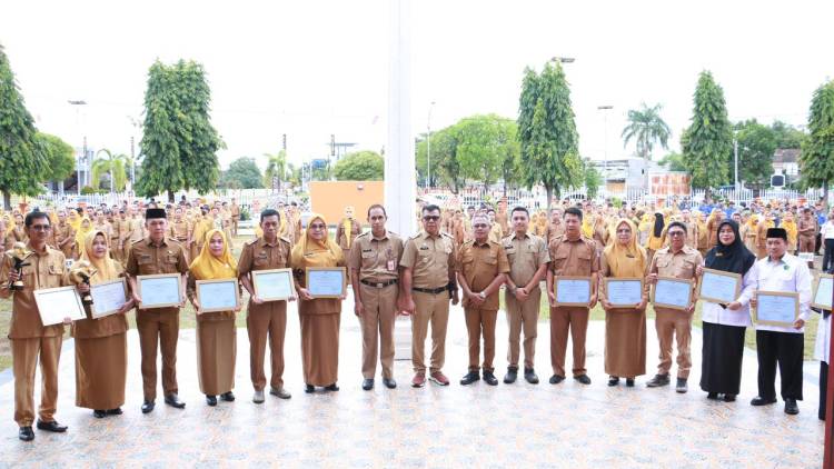 Serahkan Piala, Bupati Andi Utta Apresiasi Kepsek yang Meraih Penghargaan Adiwiyata