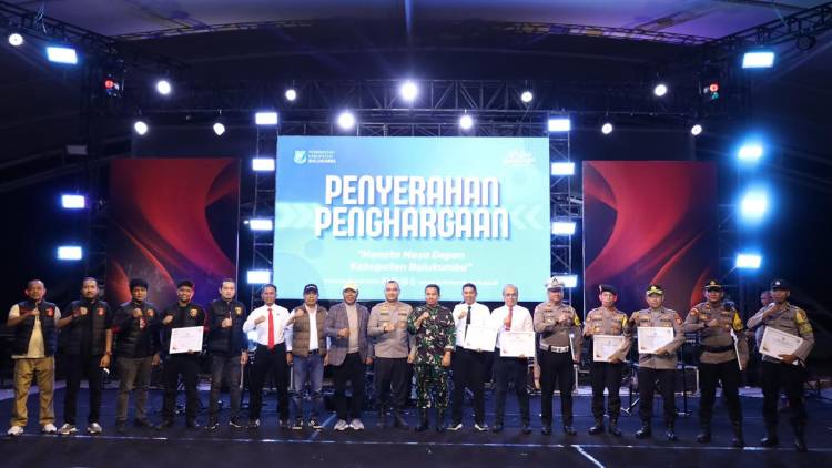 Momentum Tahun Baru, Bupati Andi Utta Serahkan 8 Penghargaan kepada Personel Polres Bulukumba
